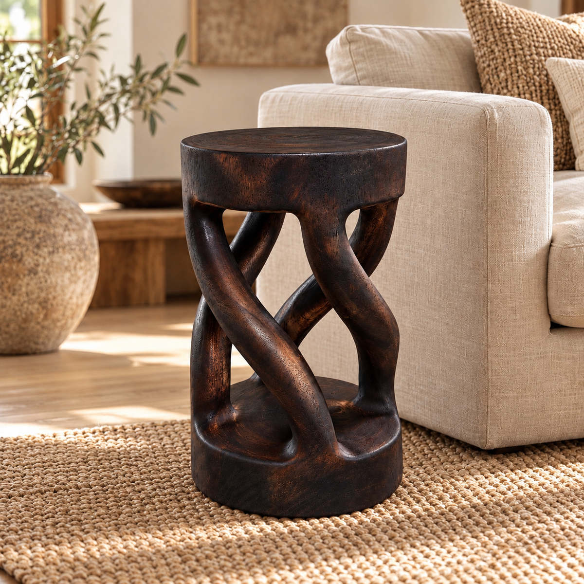 Beistelltisch aus Massivholz mit geschwungenem Design – 50 cm