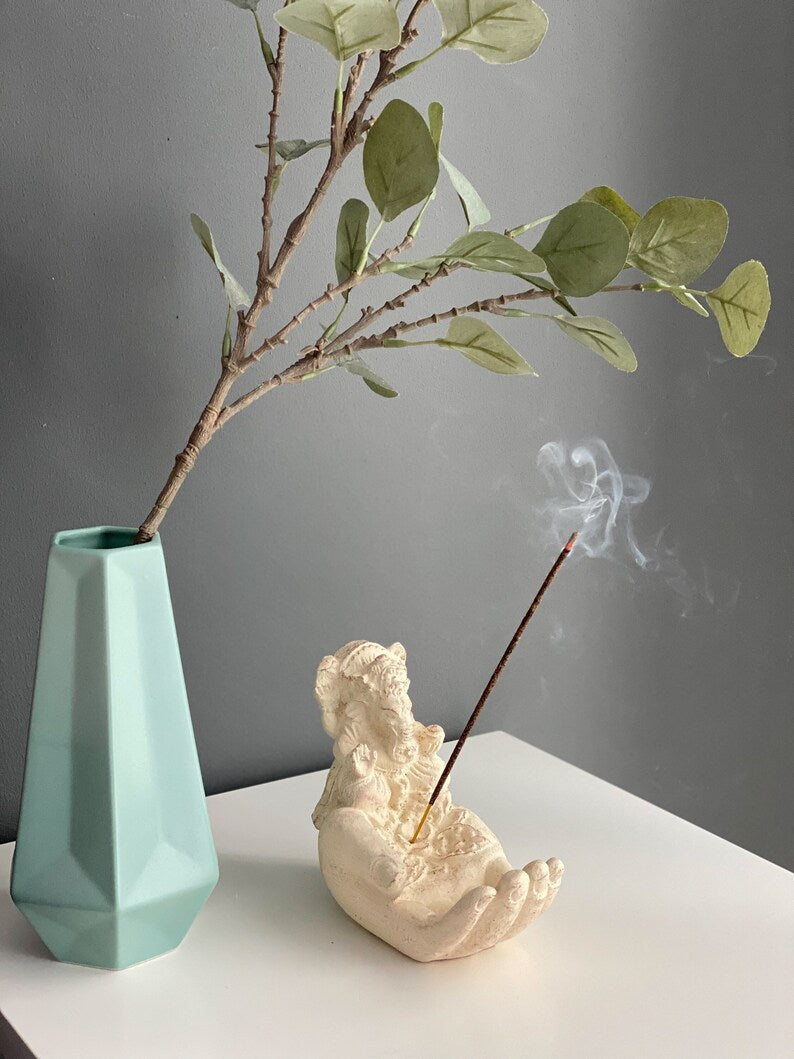 Ganesha Hand Skulptur - Deko Raumdeko Seifenschale Räucherstäbchen - Hindu Gottheit des Glückes - Elefant Weiß - 13x9x15 cm - FaHome