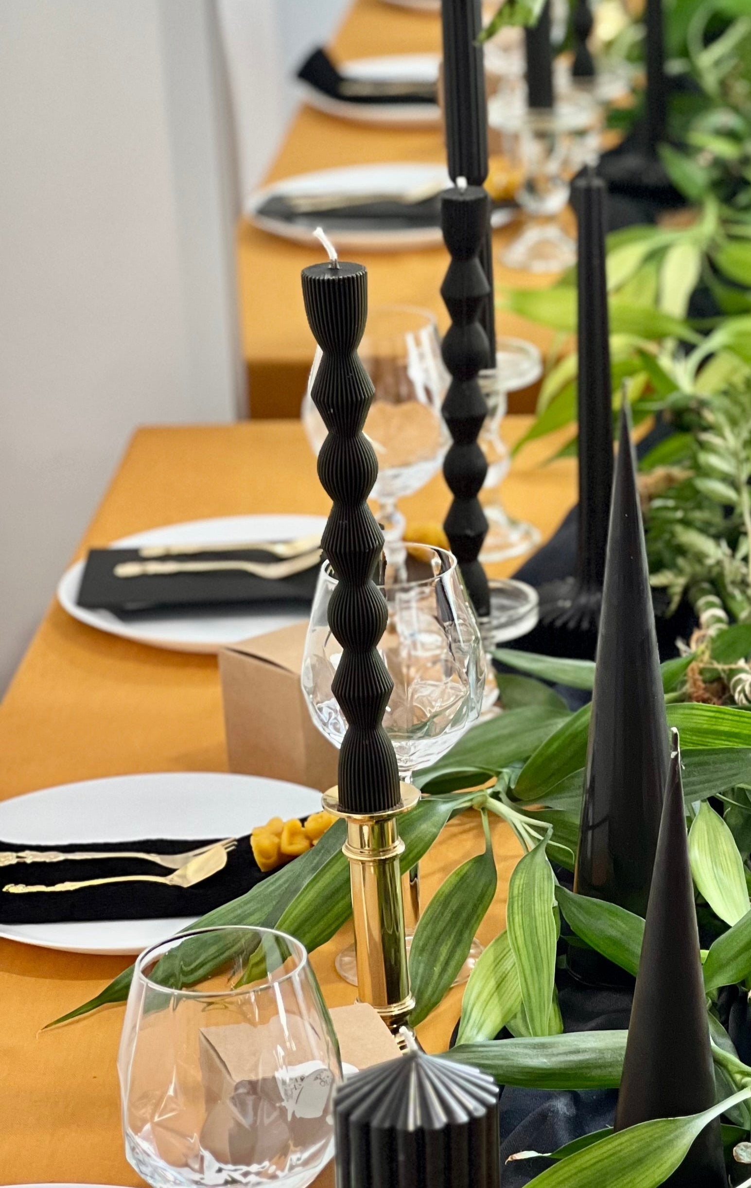 Bougie en cire d'abeille MADRID – Noire – Coulée à la main – Pour salon et décoration – Lot de 2 ou 4