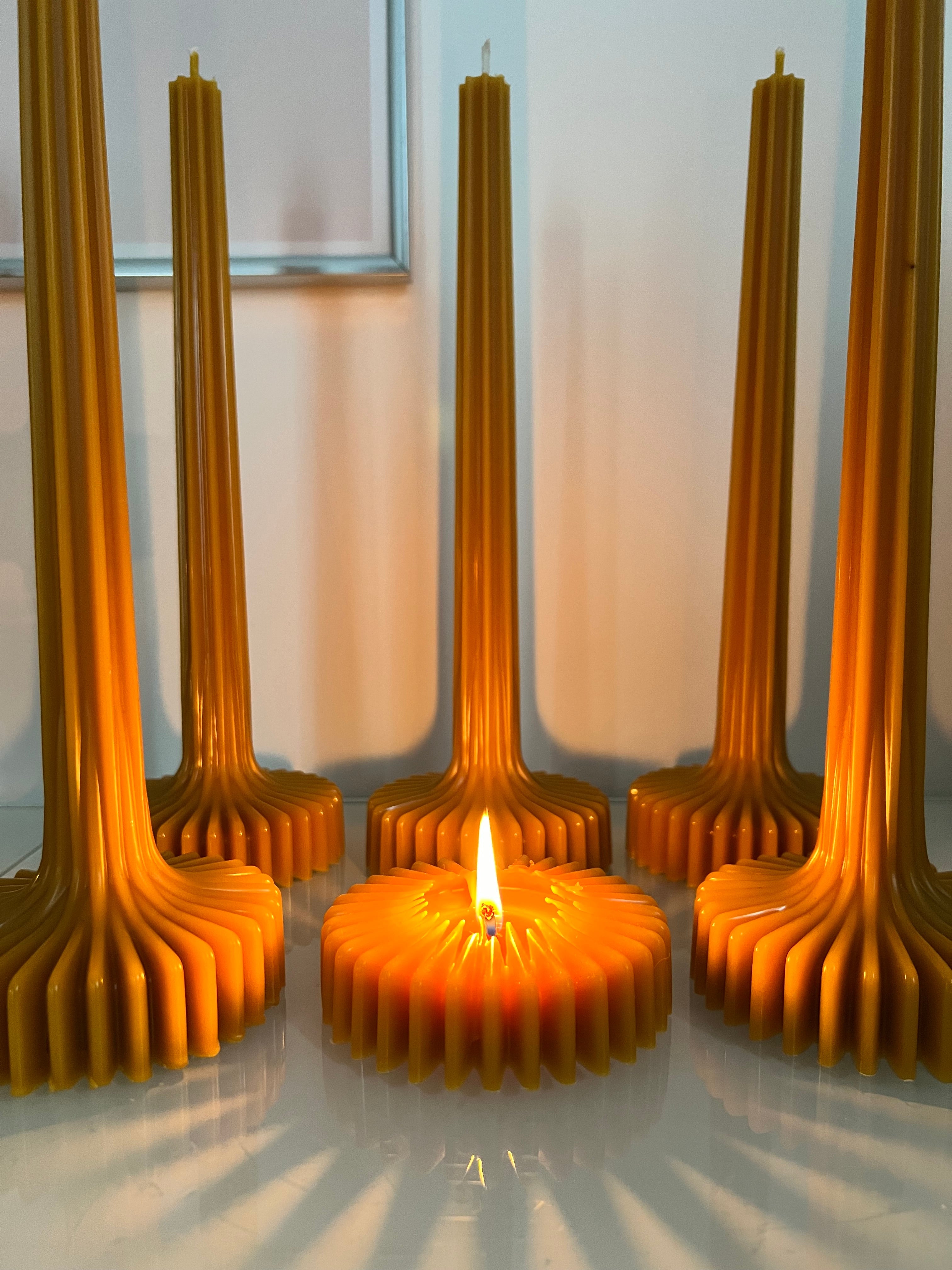 Bougie en cire d'abeille BERLIN – Cire d'abeille originale – Coulée à la main – Pour les pièces à vivre et la décoration – 2 tailles