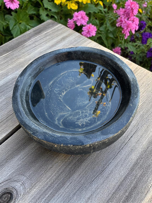 Fischmotiv Wasserschale - Garten Deko Wasserbecken - Wetterfest – Zwei Fische als Motiv aus Stein Schwarz Golden - 15x30x30 cm