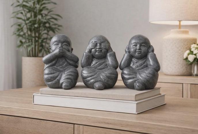 Load video: Buddha Figuren Set 3-teilig – Garten Terrasse Balkon Deko – Wetterfest – Stein Skulpturen Sehe nichts Höre nichts Sage nichts – 30 cm